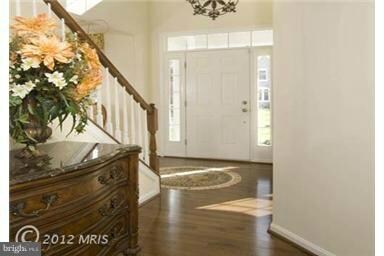 7214 Flame Leaf Ct, Clinton, MD 20735 - photo 2