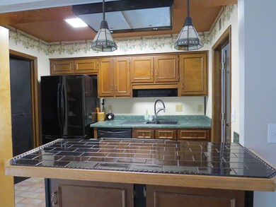 Kitchen with breakfast bar