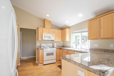 2841 SW Cascade Vista Dr, Redmond, OR 97756 - photo 4