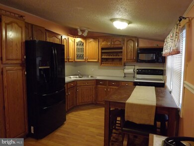 1629 Ward St, Marcus Hook, PA 19061 - photo 2