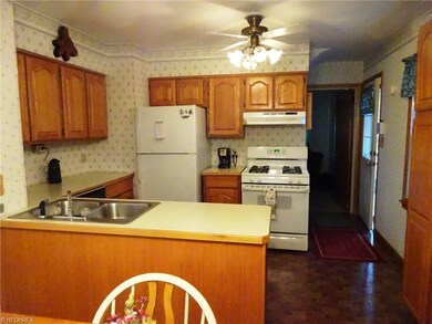 Beautifully updated kitchen with raised panel oak 