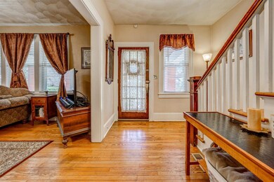 GRAND FOYER TO WELCOME YOUR FRIENDS