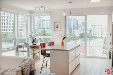 700 S Manhattan Place unit 513, Los Angeles, CA 90005 - photo 2