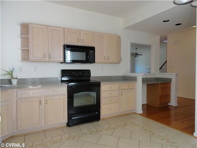 Kitchen - Built in Desk Area in Kitchen