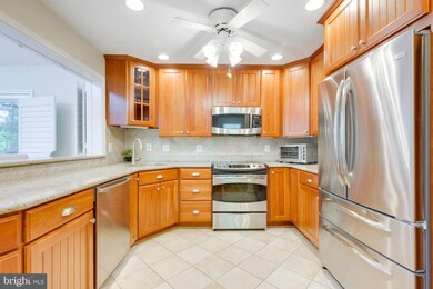 9421 Winterberry Ln, Fairfax, VA 22032 - photo 6