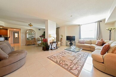 03_610ClematisStreet_600602_93_LivingRoo