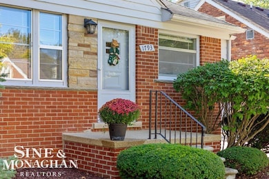 1793 Roslyn Rd, Grosse Pointe Woods, MI 48236 - photo 2