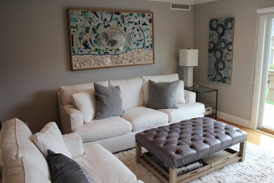 26 bay green livingroom4