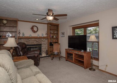 1626 W 44th Ct, Davenport, IA 52806 - photo 7