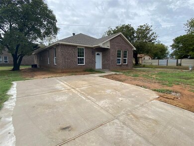 606 Atlantic St, Cleburne, TX 76031 - photo 3