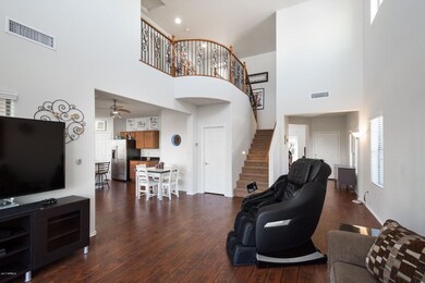 06- FAMILY ROOM TO KITCHEN