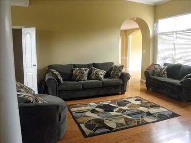 Hardwood floors gives you lots of decorating choic