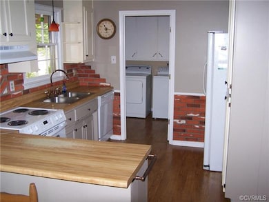 Lovely kitchen with all appliances including a NEW
