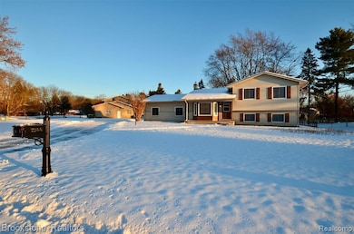 7244 Chapel View Dr, Clarkston, MI 48346 - photo 2