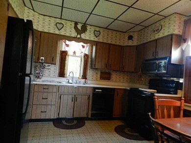Kitchen. U-shaped KIT has newer, matching applianc