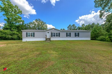 Manufactured / mobile home with a front lawn