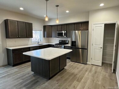 4 S Hills Way unit 11, Poughkeepsie Township, NY 12590 - photo 2