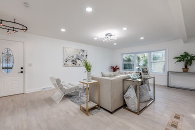 8461 Gross Point Rd, Skokie, IL 60077 - photo 4