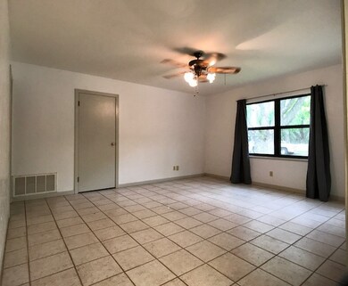 605 N Edison St, Fredericksburg, TX 78624 - photo 7