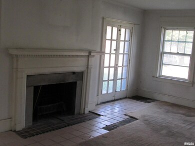 131 W 15th St, Davenport, IA 52803 - photo 7