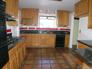 Granite counters Oak cabinets