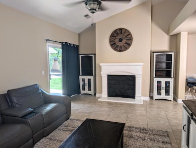 833 Applegate Ave, Clovis, CA 93611 - photo 5