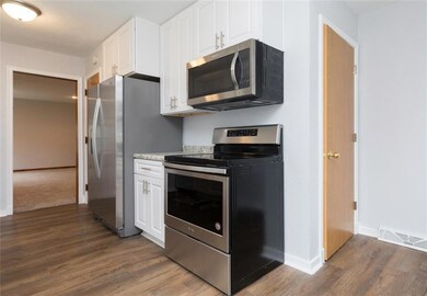 Beautiful kitchen and very bright!
