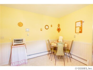 Kitchen Eat-in Area