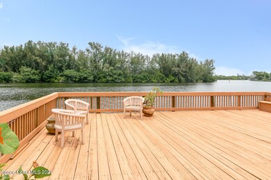Huge Deck directly on the Banana River