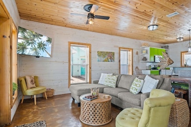 Living space, dining, and kitchen all on bottom fl