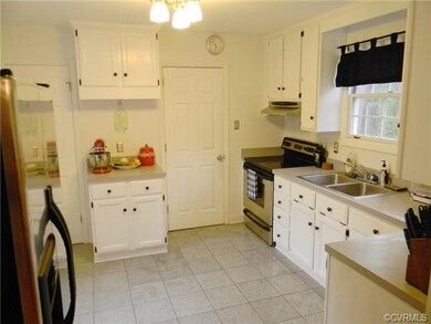 Wonderful, bright kitchen
