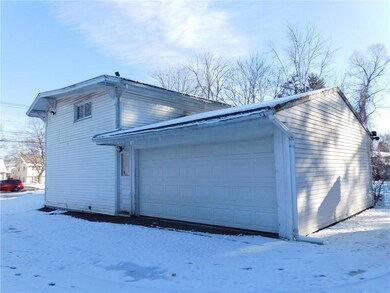 With a semi-circular driveway in front it also ext