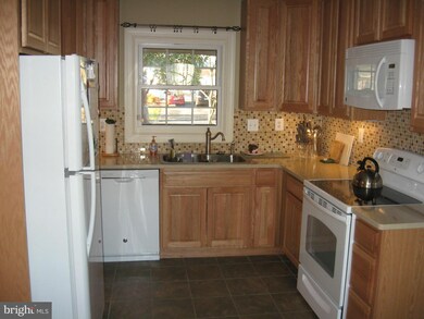 4819 Riverton Ln, Bowie, MD 20715 - photo 2