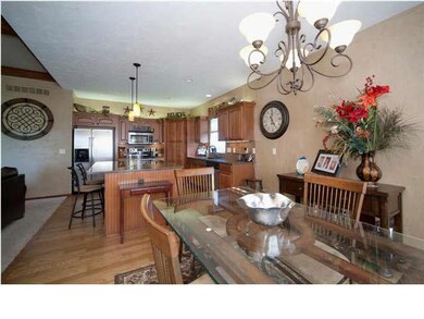 Hardwood floors & stainless steel appliances
