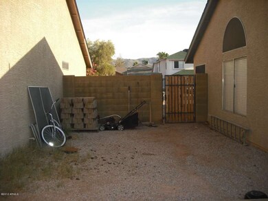 1722 E Darrel RD 008