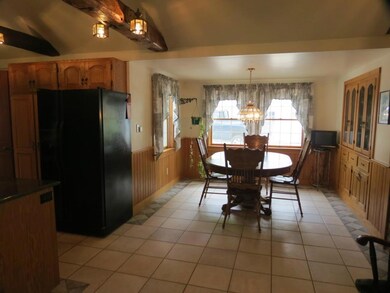 Diningroom. Screened-in porch...