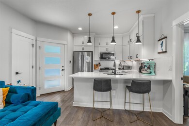 Kitchen with appliances with stainless steel fini