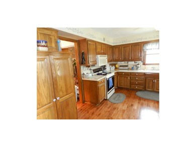 Equipped kitchen with pantry