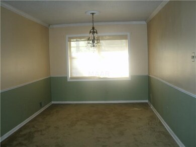 ~ The formal dining are is spacious..great for tho