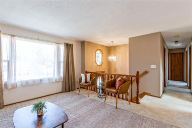 1033 Eisenhower Rd, Hiawatha, IA 52233 - photo 5