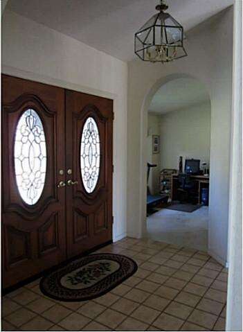 Entry area with vaulted ceilings with view to the 