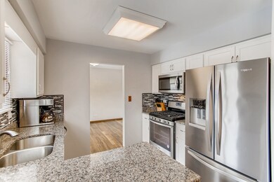 649 Devonshire Ln, Wheaton, IL 60189 - photo 4