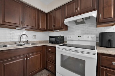 7-web-or-mls-5738-beechcroft-rd-unit-l