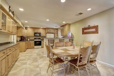 Kitchen & Dining