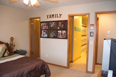 Master w/walkin closet & walk-thru bath