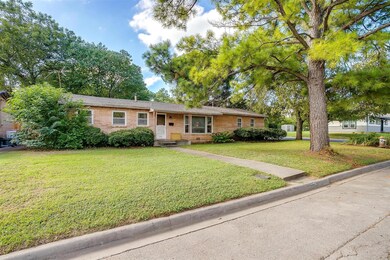 1013 W Lone Star Ave, Cleburne, TX 76033 - photo 3