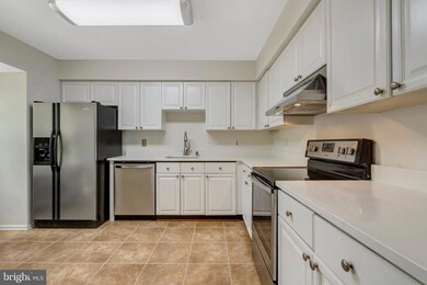 12205 Wye Oak Commons Cir, Burke, VA 22015 - photo 2