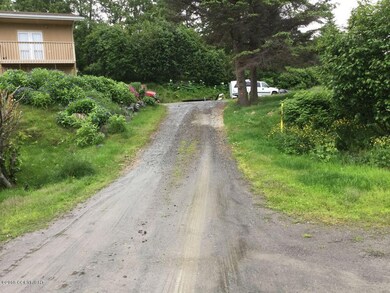 Driveway & plenty of Parking