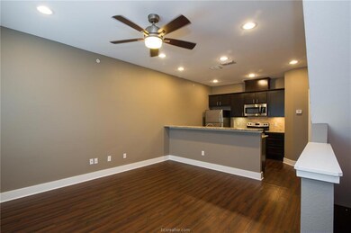 Kitchen with a peninsula, dark wood-style flooring