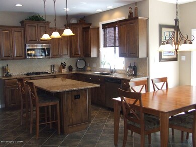 1071 Woodberry Dr, Mountain Top, PA 18707 - photo 4